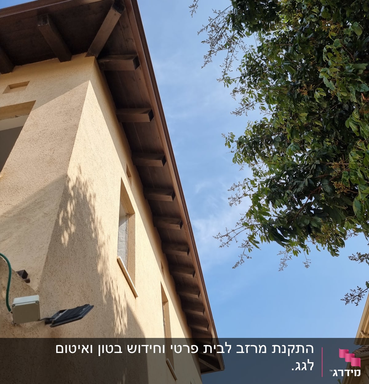 גג עץ עם קורות תומכות על בית